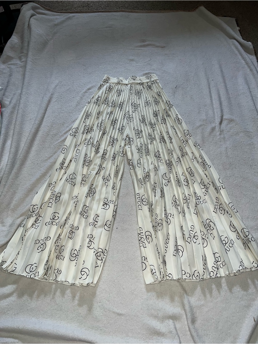 Gucci White Pleated Skirt with Black Logo Print - Picture 2 of 2